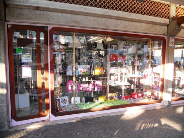 negozio in vendita a Sessa Aurunca in zona Baia Domizia