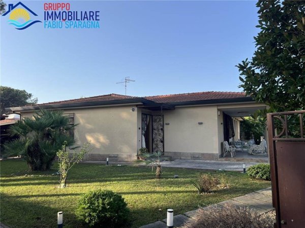 casa indipendente in vendita a Sessa Aurunca in zona Baia Domizia