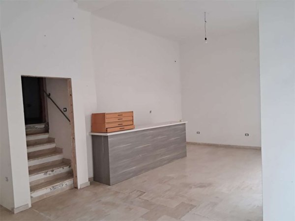 locale commerciale in vendita a Sparanise
