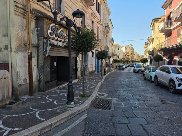 locale commerciale in vendita a Sparanise