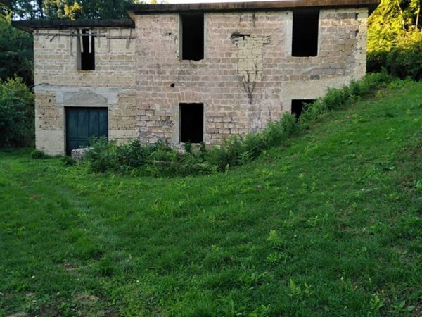 locale commerciale in vendita a Teano