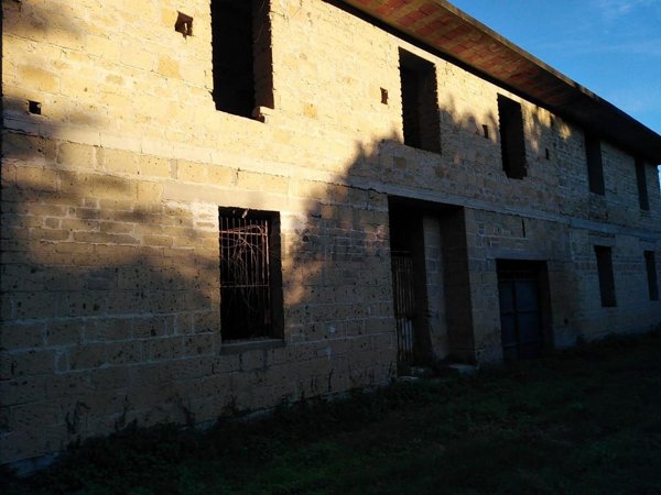 locale commerciale in vendita a Teano