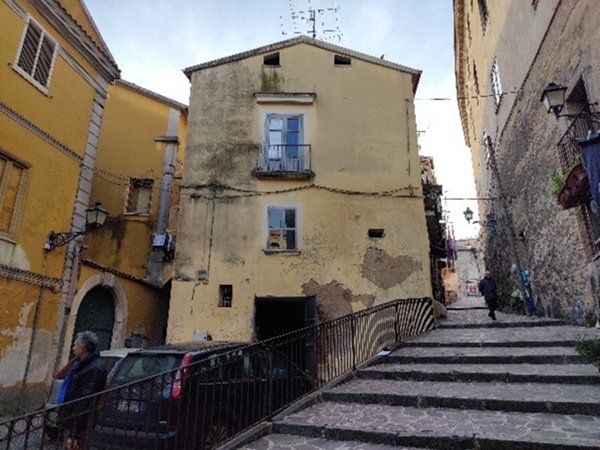 locale commerciale in vendita a Teano
