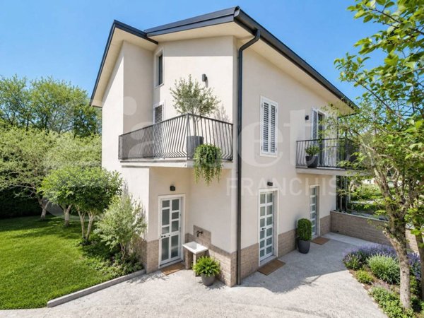 casa indipendente in vendita a Teano in zona Casafredda
