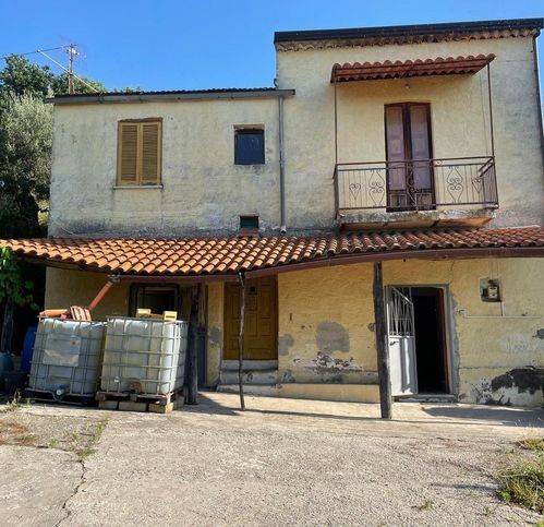 quadrivano in vendita a Teano