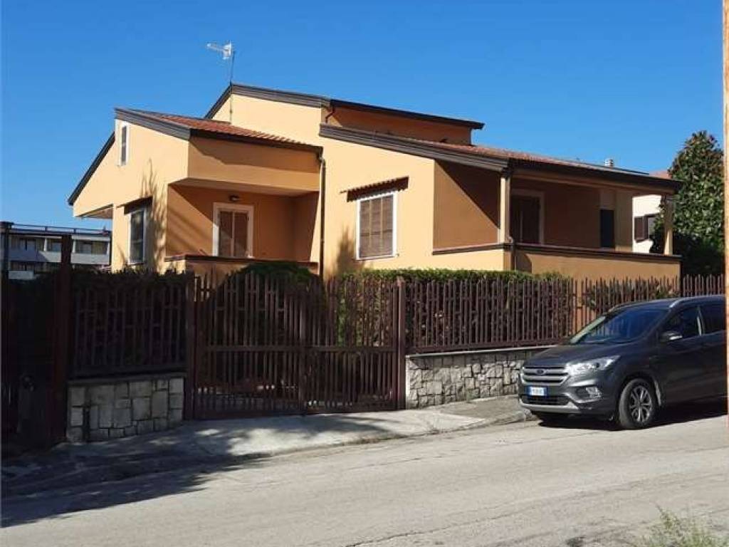 intera palazzina in vendita a Teano