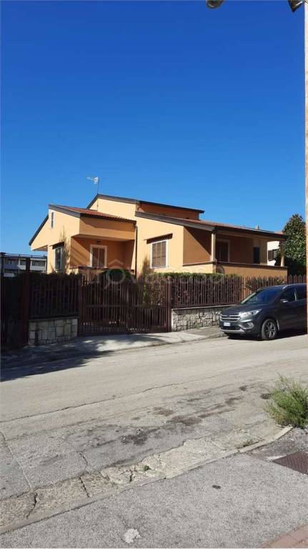casa indipendente in vendita a Teano