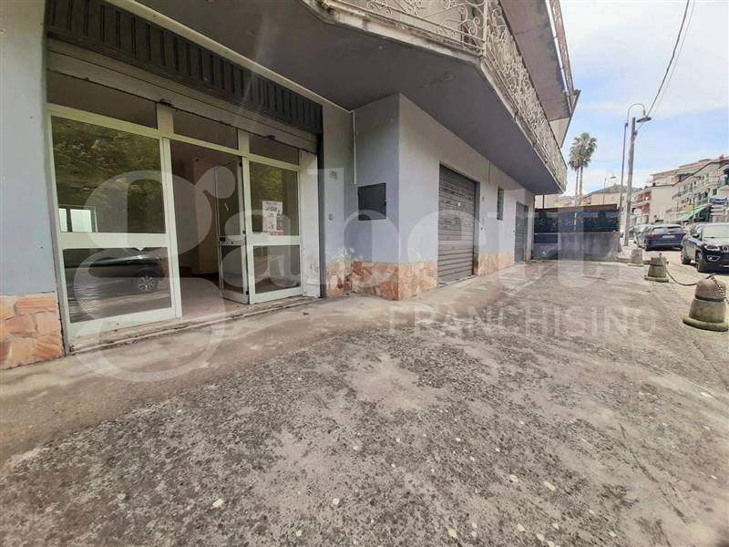 negozio in vendita a Teano