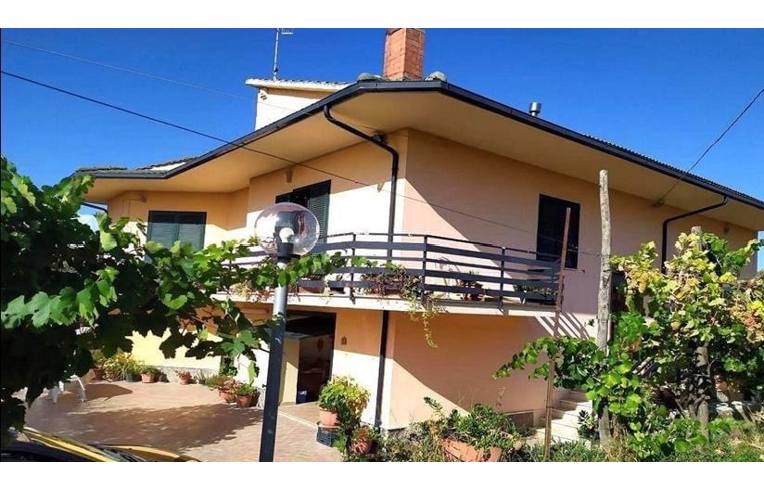 casa indipendente in vendita a Teano