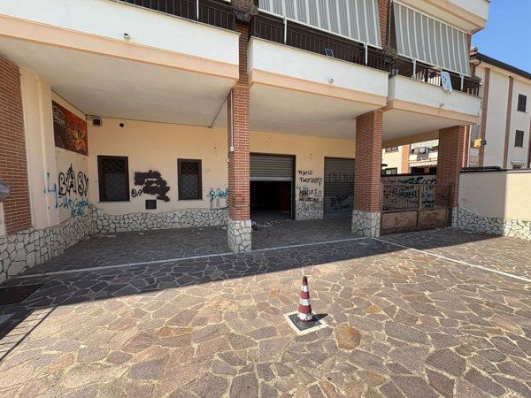locale commerciale in vendita a Teano