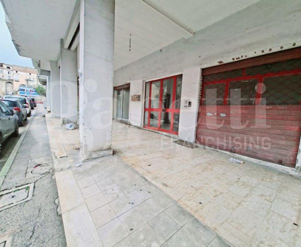 negozio in vendita a Teano
