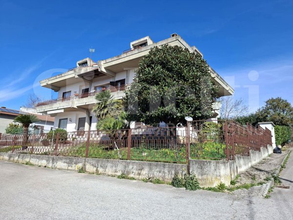 quadrivano in vendita a Teano