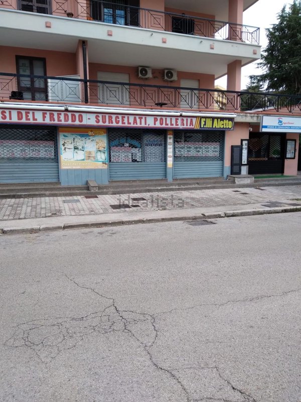 locale commerciale in vendita a Teano