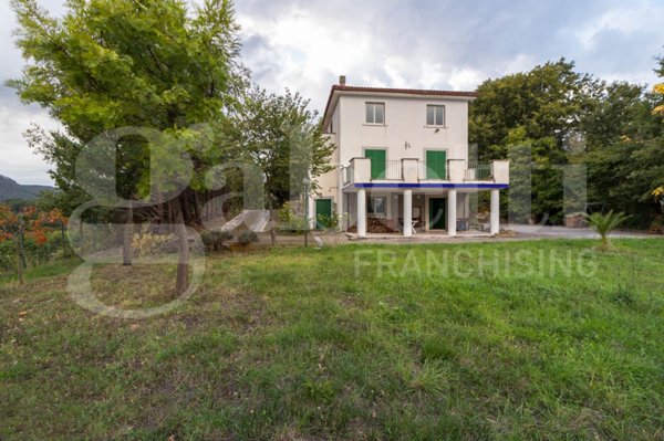 casa indipendente in vendita a Teano in zona Tuoro