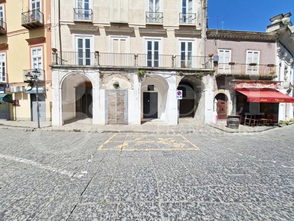 locale commerciale in vendita a Teano