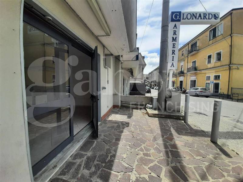 negozio in vendita a Teano in zona Teano Scalo