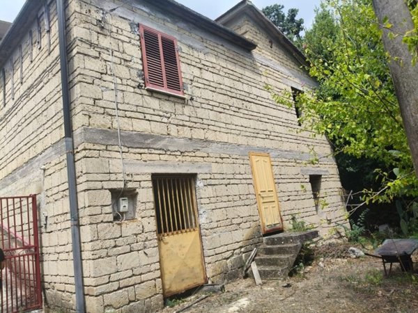 casa indipendente in vendita a Teano in zona Pugliano