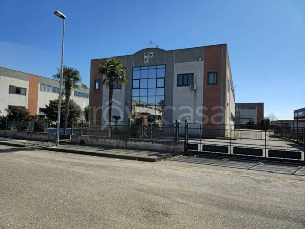 locale commerciale in vendita a Teverola