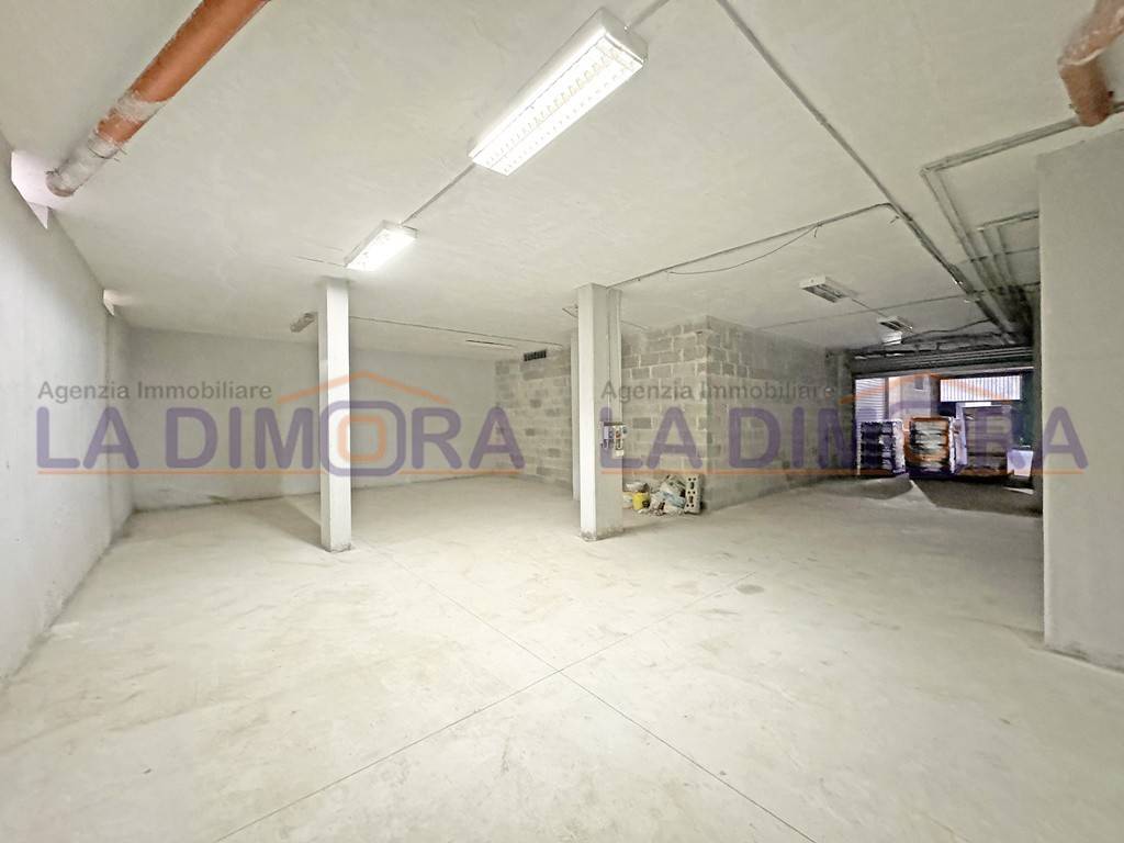 locale commerciale in vendita a Teverola