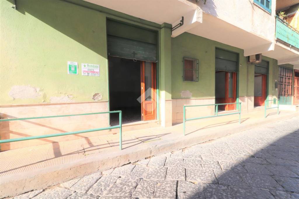 locale commerciale in vendita a Teverola