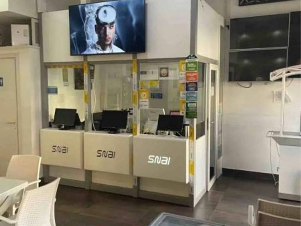 negozio in vendita a Trentola Ducenta