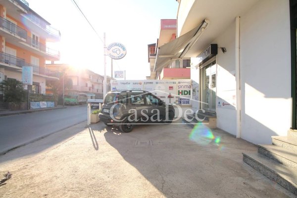 locale commerciale in vendita a Trentola Ducenta