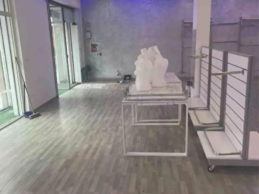 locale commerciale in vendita a Trentola Ducenta