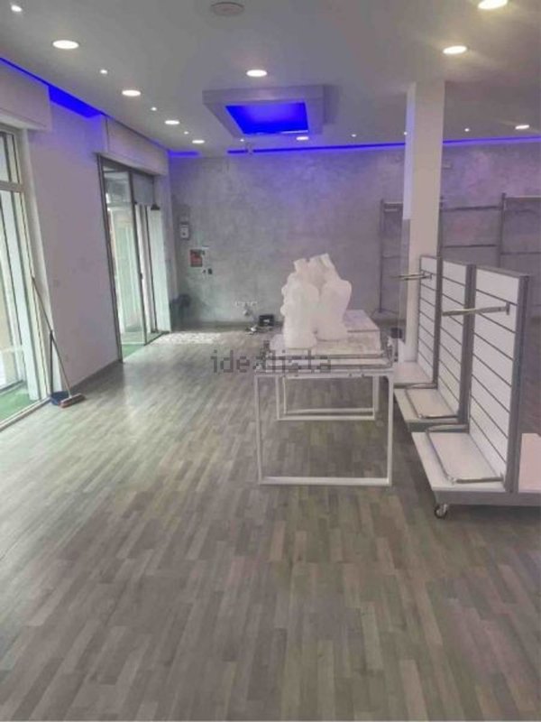 locale commerciale in vendita a Trentola Ducenta