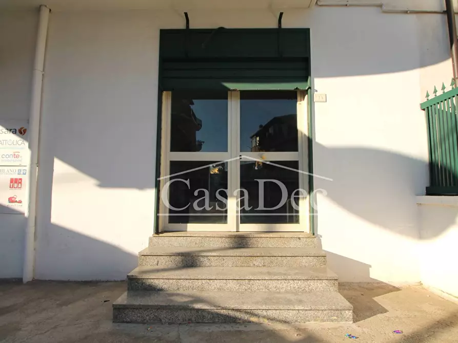 locale commerciale in vendita a Trentola Ducenta