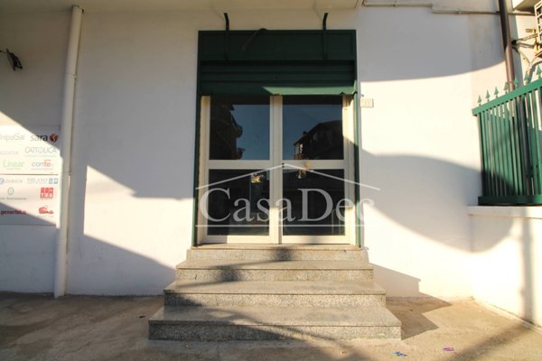 locale commerciale in vendita a Trentola Ducenta