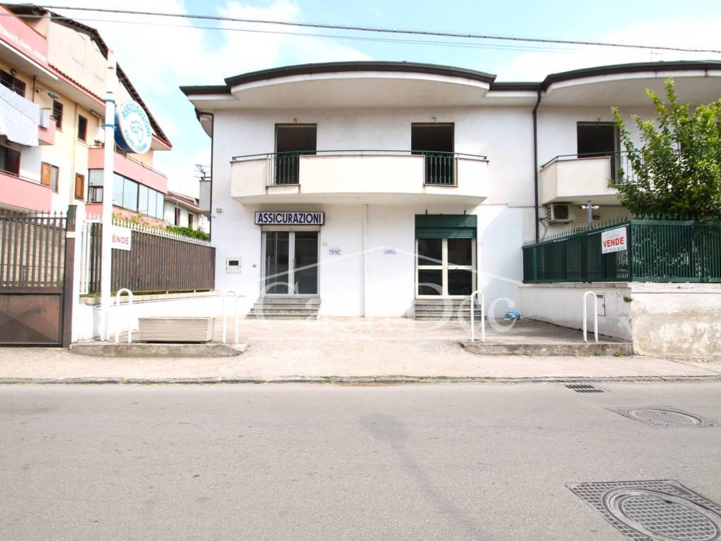 negozio in vendita a Trentola Ducenta