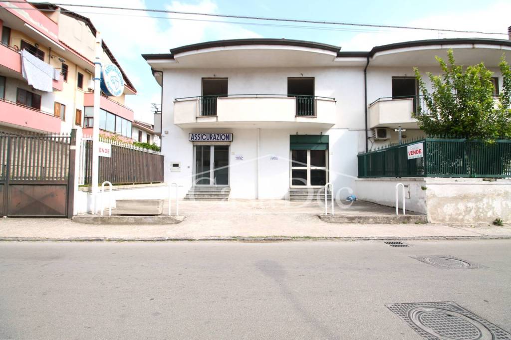 negozio in vendita a Trentola Ducenta