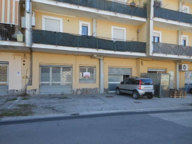 negozio in vendita a Vairano Patenora in zona Vairano Scalo