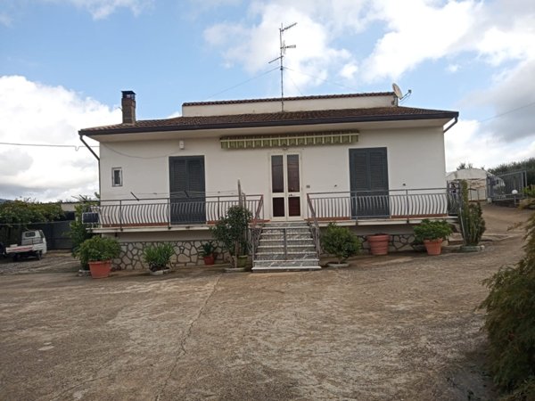 casa indipendente in vendita a Vairano Patenora in zona Vairano Scalo