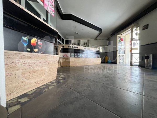 locale commerciale in vendita a Vitulazio