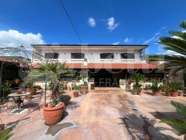 casa indipendente in vendita a Vitulazio
