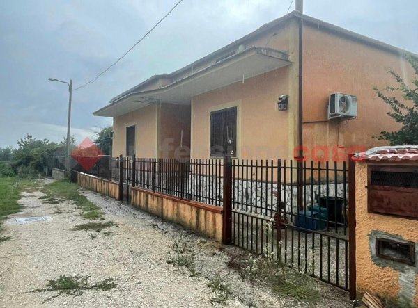 casa indipendente in vendita a Vitulazio