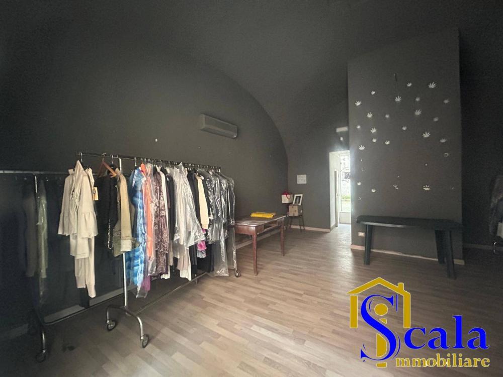 locale commerciale in vendita a Vitulazio