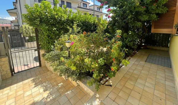 casa indipendente in vendita a Vitulazio