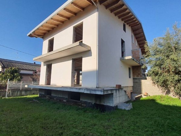 casa indipendente in vendita a Vitulazio