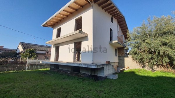 casa indipendente in vendita a Vitulazio