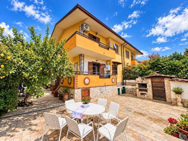 casa indipendente in vendita a Vitulazio