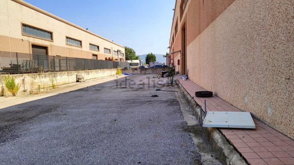 capannone in vendita a Vitulazio