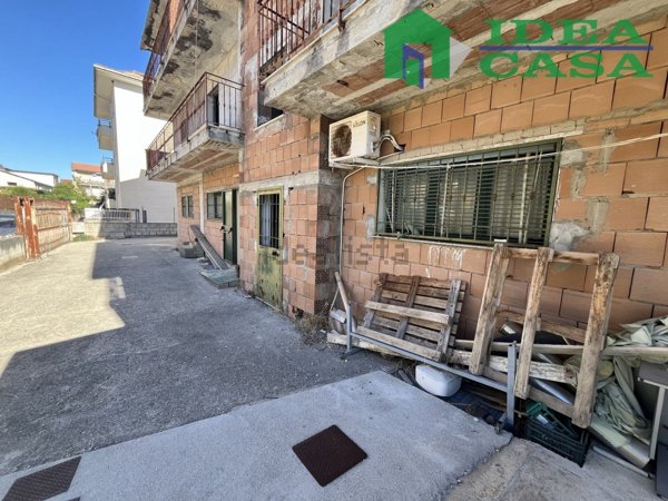 locale commerciale in vendita a Vitulazio