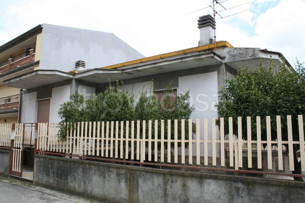 casa indipendente in vendita a Falciano del Massico