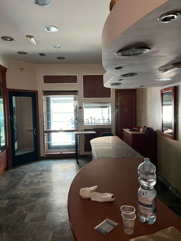 locale commerciale in vendita a Falciano del Massico