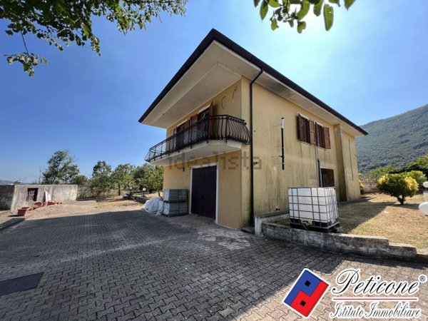 casa indipendente in vendita a Falciano del Massico