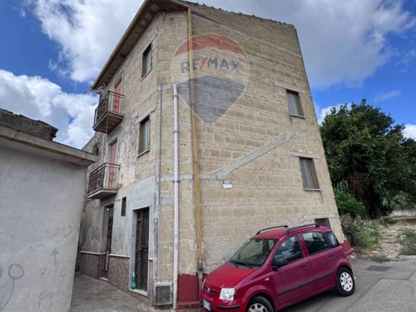 casa indipendente in vendita a Falciano del Massico
