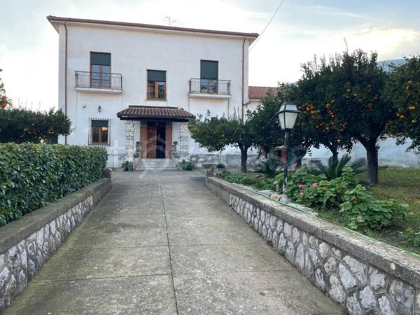 casa indipendente in vendita a Falciano del Massico