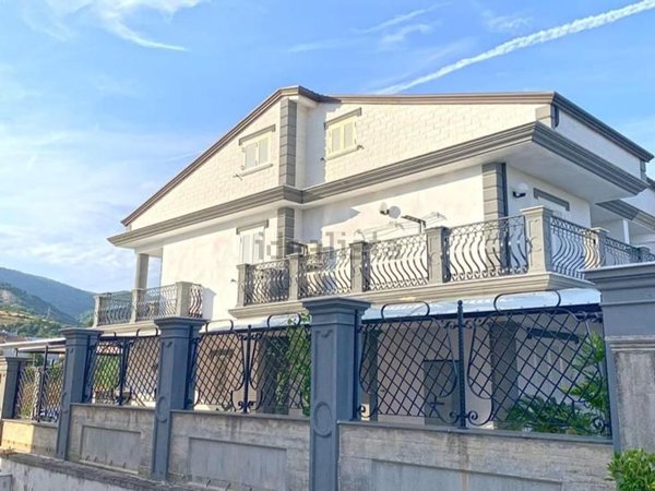 casa indipendente in vendita a Falciano del Massico